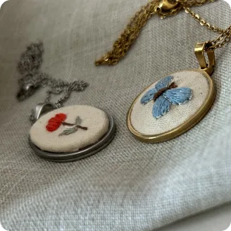 Colares bordados com borboleta e flor