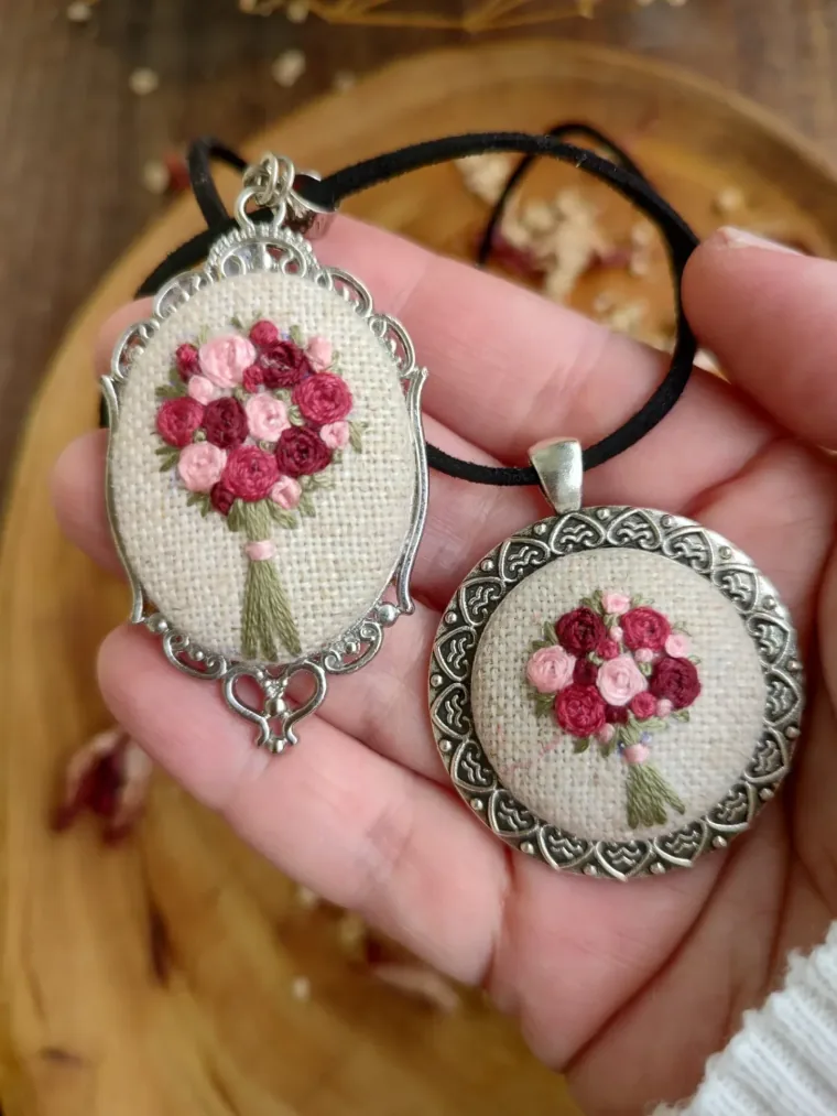Colares com buquês de rosas bordadas em relevo